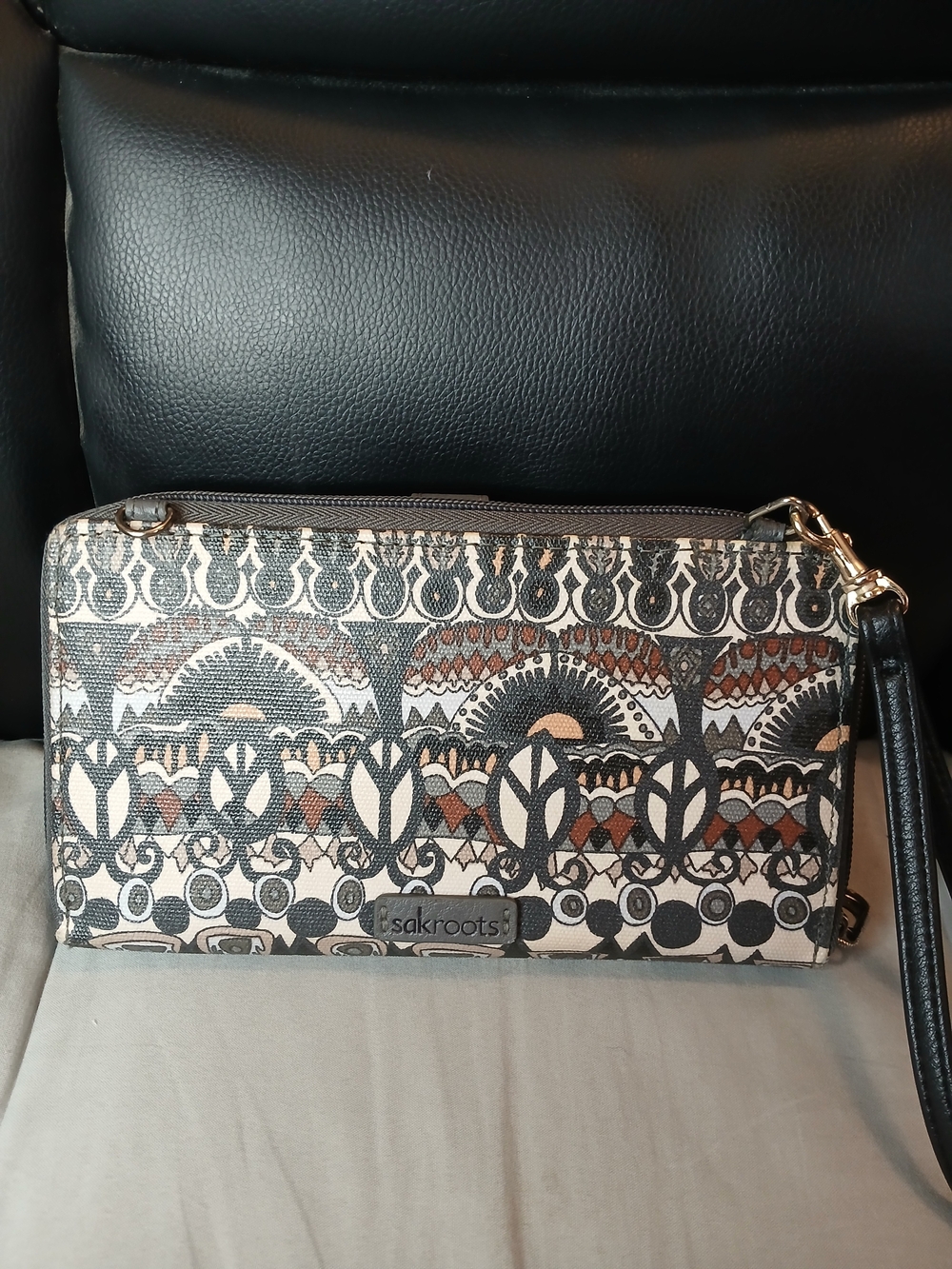 Sakroots Women's Patterned Wristlet Wallet in Black and Tan